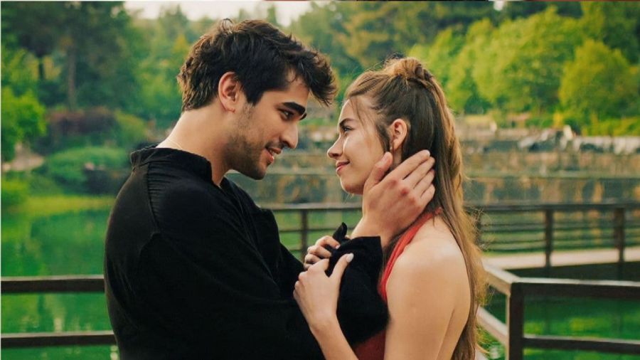 Mert Ramazan Demir y Afra Saracoglu