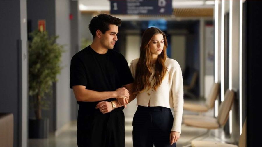 Mert Ramazan Demir y Afra Saracoglu