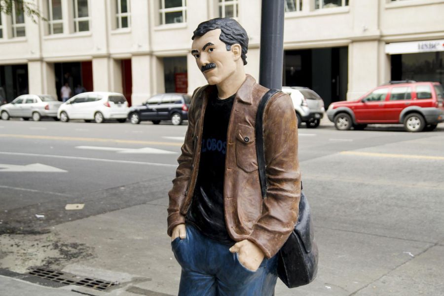 Estatua de El Loco Chávez en el paseo de la historieta de Buenos Aires