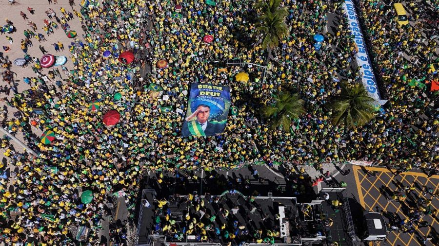 Fotogaleria Vista aérea de simpatizantes del expresidente brasileño Jair Bolsonaro durante una manifestación en su favor en la playa de Copacabana, Río de Janeiro, Brasil