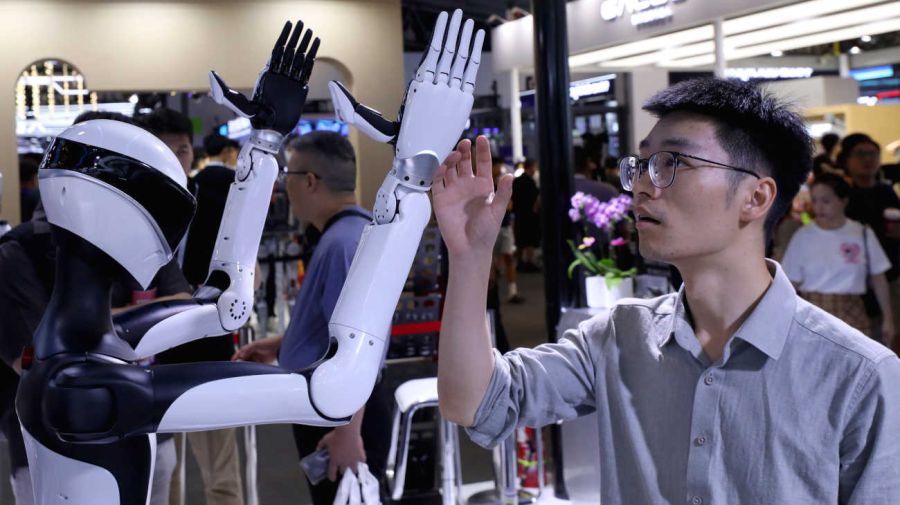 Robot humanoide que opera con IA 20250804