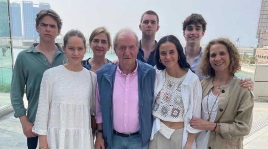 Juan Carlos I, junto a las infantas Cristina y Elena, y sus hijos