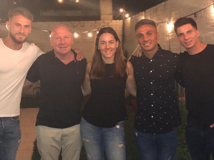 Abril Mac Allister con sus hermanos y su papá