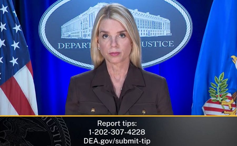La fiscal general estadounidense Pam Bondi, anunciando que suben la recompensa por la captura de Maduro.