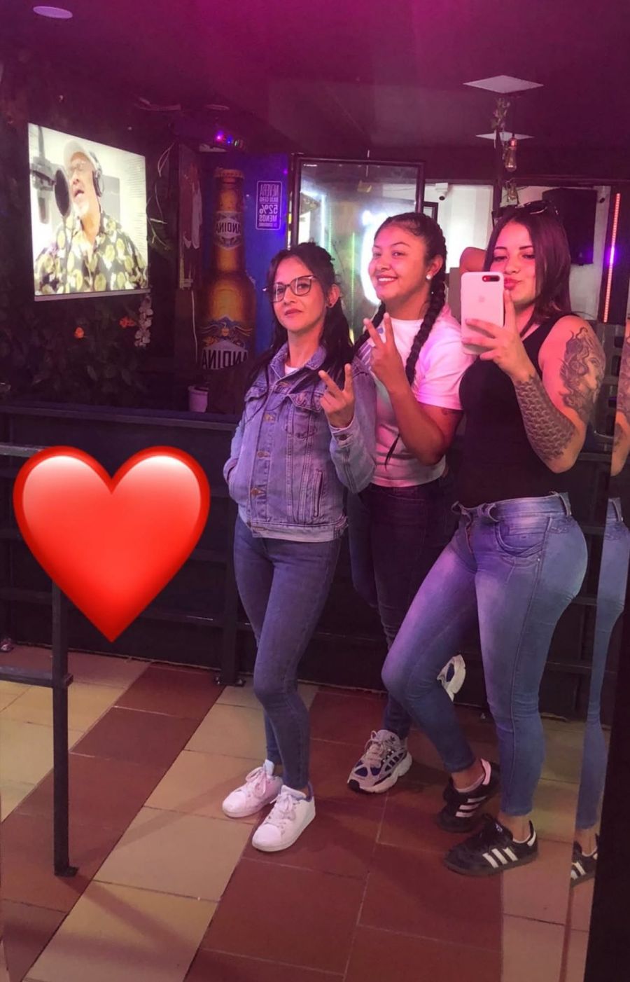 Liceth Martínez Peláez con amigas