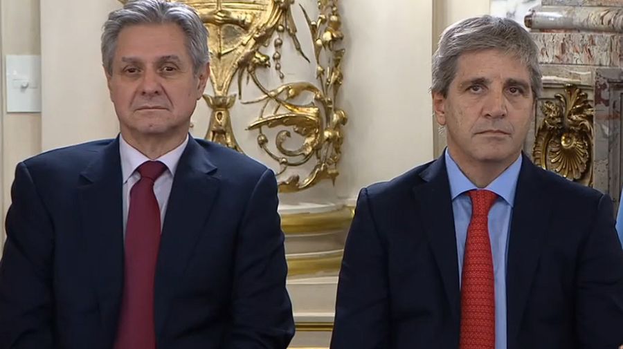 Daza y Caputo, en la cadena nacional de Milei.