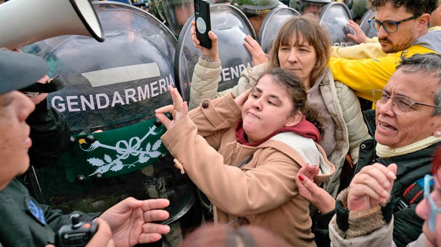 100825_gendarmeria_protesta_discapacidad_jubilados_afp_g