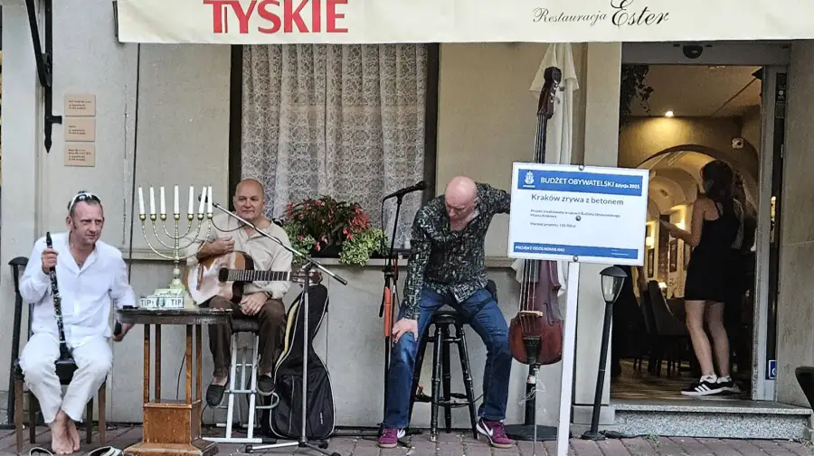 Otra postal de Cracovia: un conjunto Klezmer en la calle.
