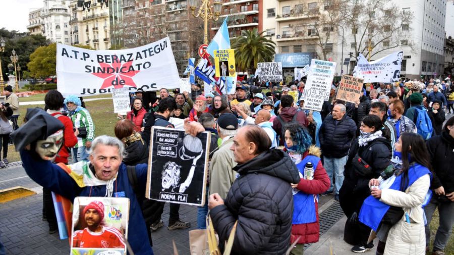 Marcha de jubilados en el congreso 20250813