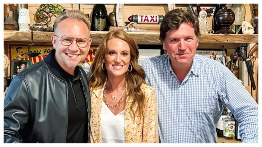 Tucker Carlson y Jeremiah Johnston