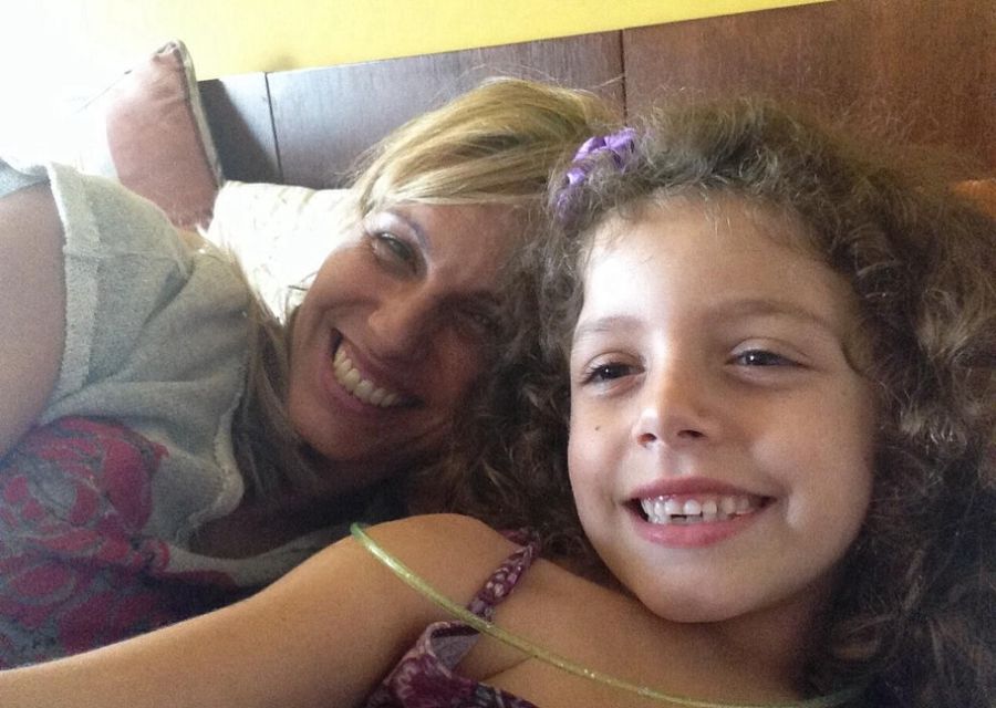 Denise Dumas junto a su hija Emma