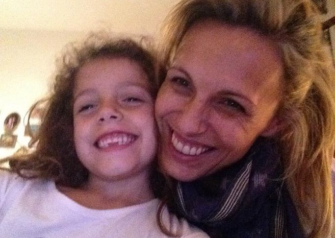 Denise Dumas junto a su hija Emma
