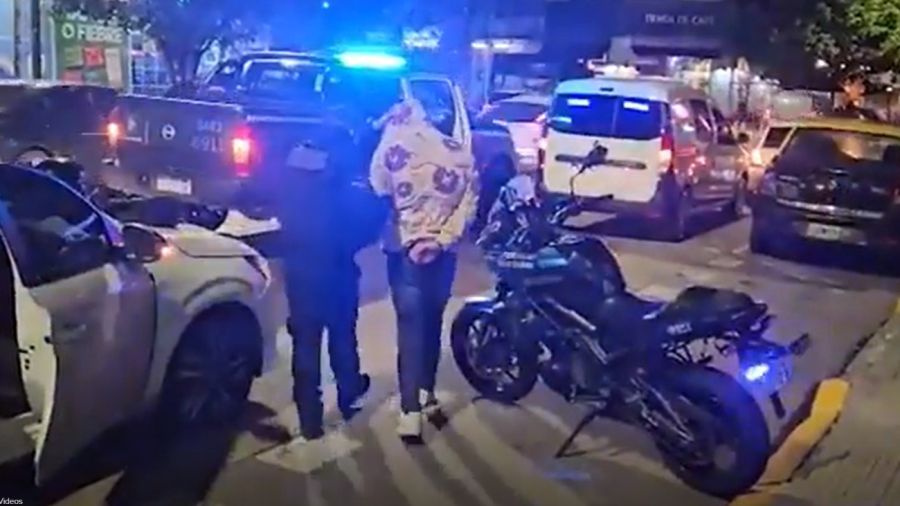 Lo detuvieron por llevar drogas en su auto e intentó sobornar a los agentes 20250814