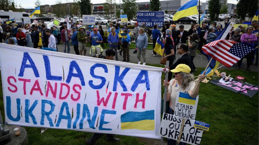 Banderas en apoyo a Ucrania, este jueves en Anchorage, Alaska, cerca de la base militar en que se encontrarán Trump y Putin.