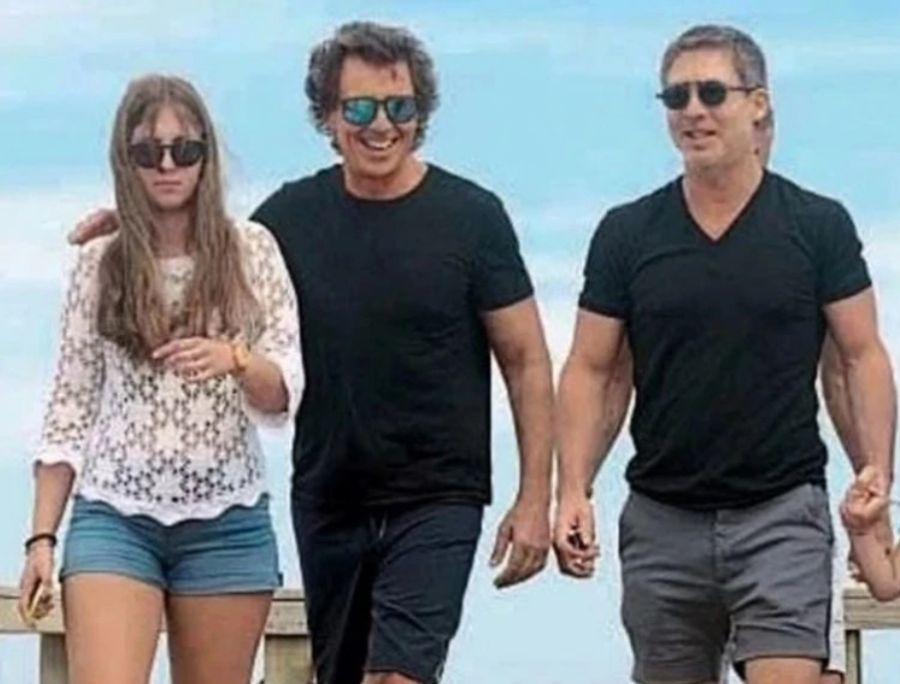 Gustavo Bermúdez junto a su hija Manuela y a Adrián Suar