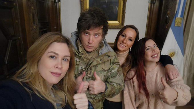 Lemoine y la tiktoker Macarena Jimena Rodríguez, acompañaron a Milei en su visita a Granaderos.