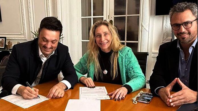 Petri firmando con Karina Milei su afiliación a LLA.