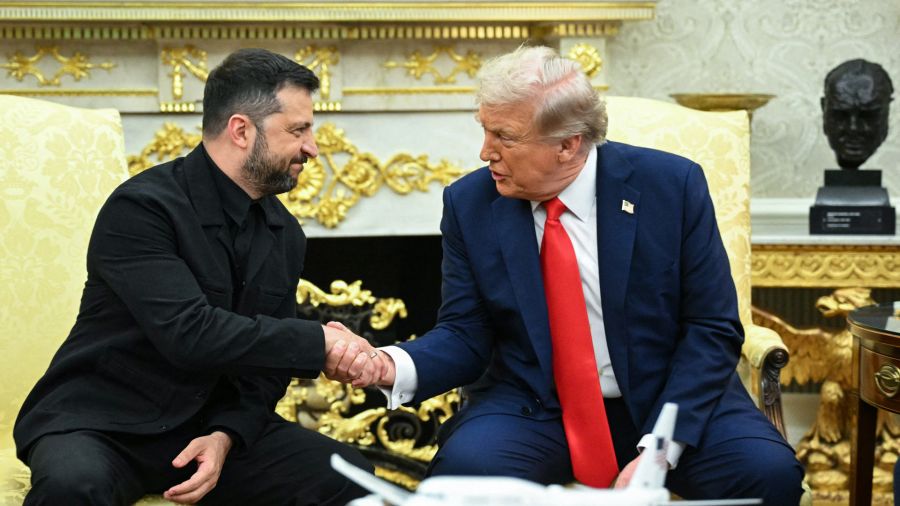 Fotogaleria El presidente ucraniano, Volodímir Zelenski, y el presidente estadounidense, Donald Trump, se estrechan la mano durante una reunión en la Oficina Oval de la Casa Blanca en Washington, D.C.