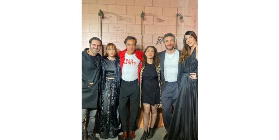 Santiago Caamaño con el elenco de En el Barro
