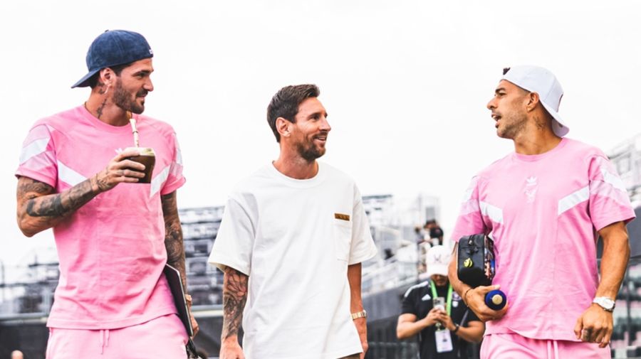 Lionel Messi junto a De Paul y Suárez