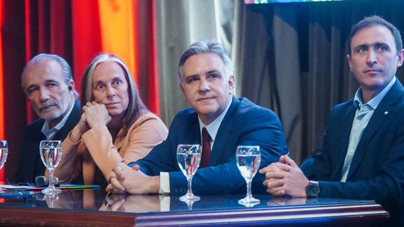 Llaryora junto a sus ministros en la presentación del Complejo Papa Francisco