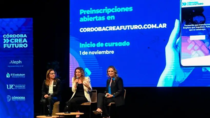 Ministra Laura Jure junto a rectora de Siglo 21