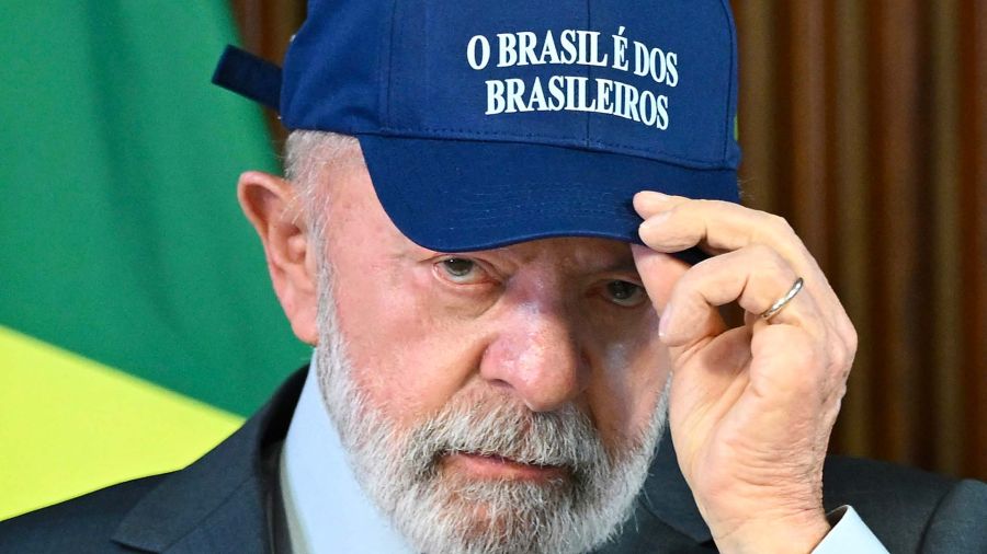 Fotogaleria El presidente de Brasil, Luiz Inácio Lula da Silva, se coloca una gorra con la leyenda 