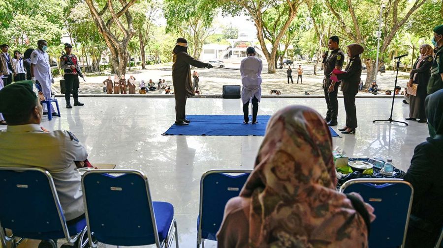 Hombre azotado en Aceh 26082025