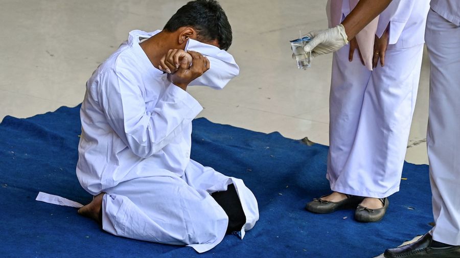 Hombre azotado en Aceh 26082025