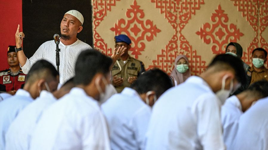 Hombre azotado en Aceh 26082025