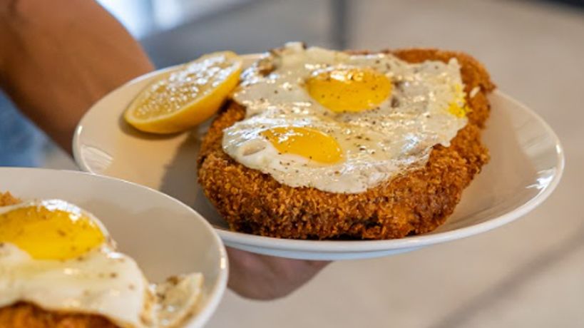Milanesa con huevo frito