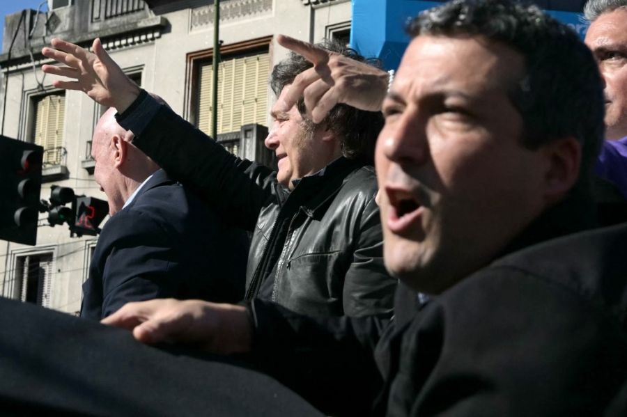 Atacaron con piedras y botellas la caravana de Milei y Espert en Lomas de Zamora