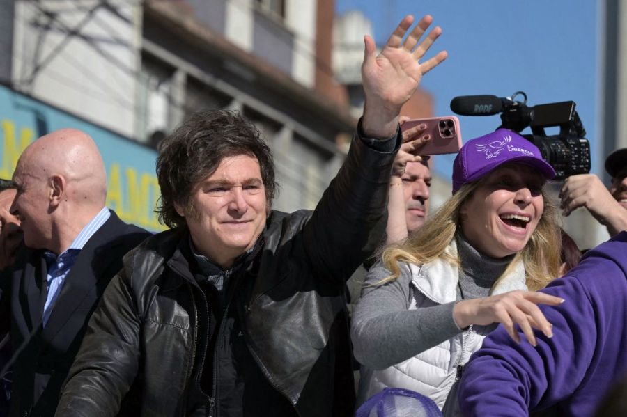 Atacaron con piedras y botellas la caravana de Milei y Espert en Lomas de Zamora