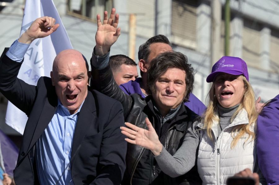 Atacaron con piedras y botellas la caravana de Milei y Espert en Lomas de Zamora