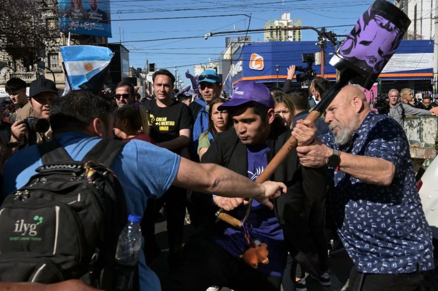 Atacaron con piedras y botellas la caravana de Milei y Espert en Lomas de Zamora