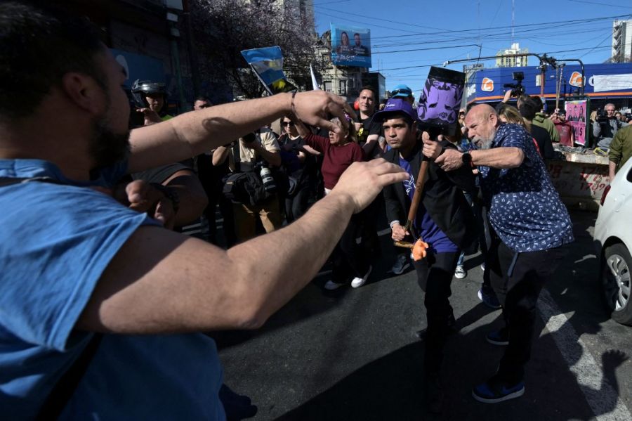 Atacaron con piedras y botellas la caravana de Milei y Espert en Lomas de Zamora
