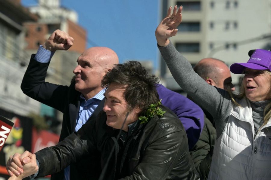 Atacaron con piedras y botellas la caravana de Milei y Espert en Lomas de Zamora