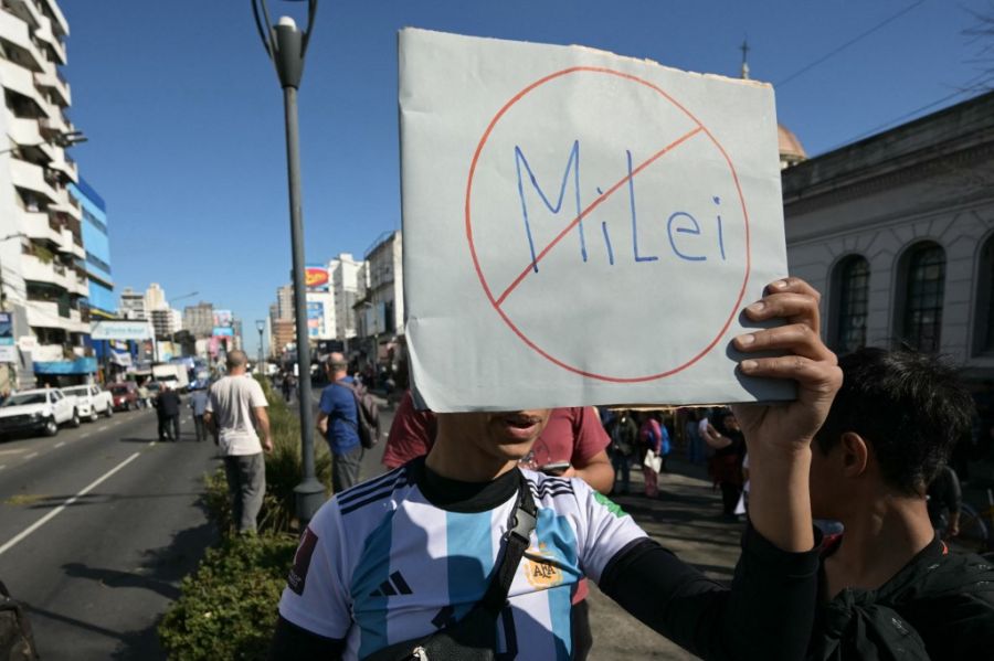 Atacaron con piedras y botellas la caravana de Milei y Espert en Lomas de Zamora