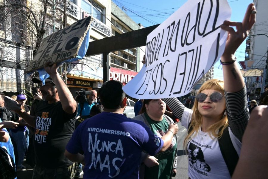 Atacaron con piedras y botellas la caravana de Milei y Espert en Lomas de Zamora