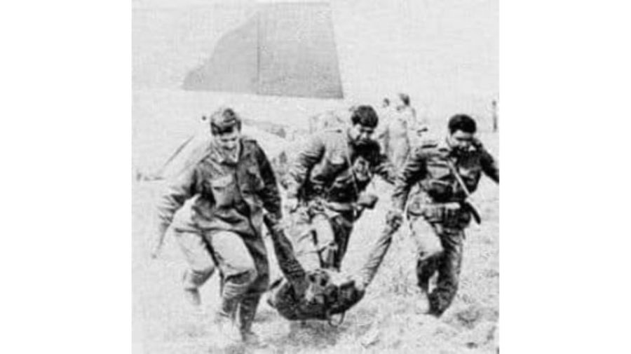 Gendarmes rescatan a un herido tras la operación de Montoneros conocida como Operación Gardel