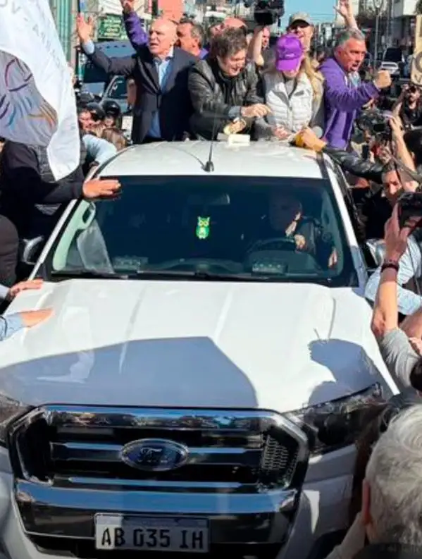 La camioneta que trasladó a Javier Milei en Lomas de Zamora tiene 213 infracciones de tránsito