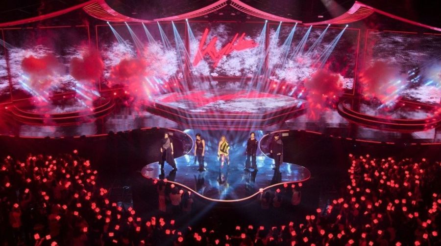 ATEEZ con Kylie Minogue
