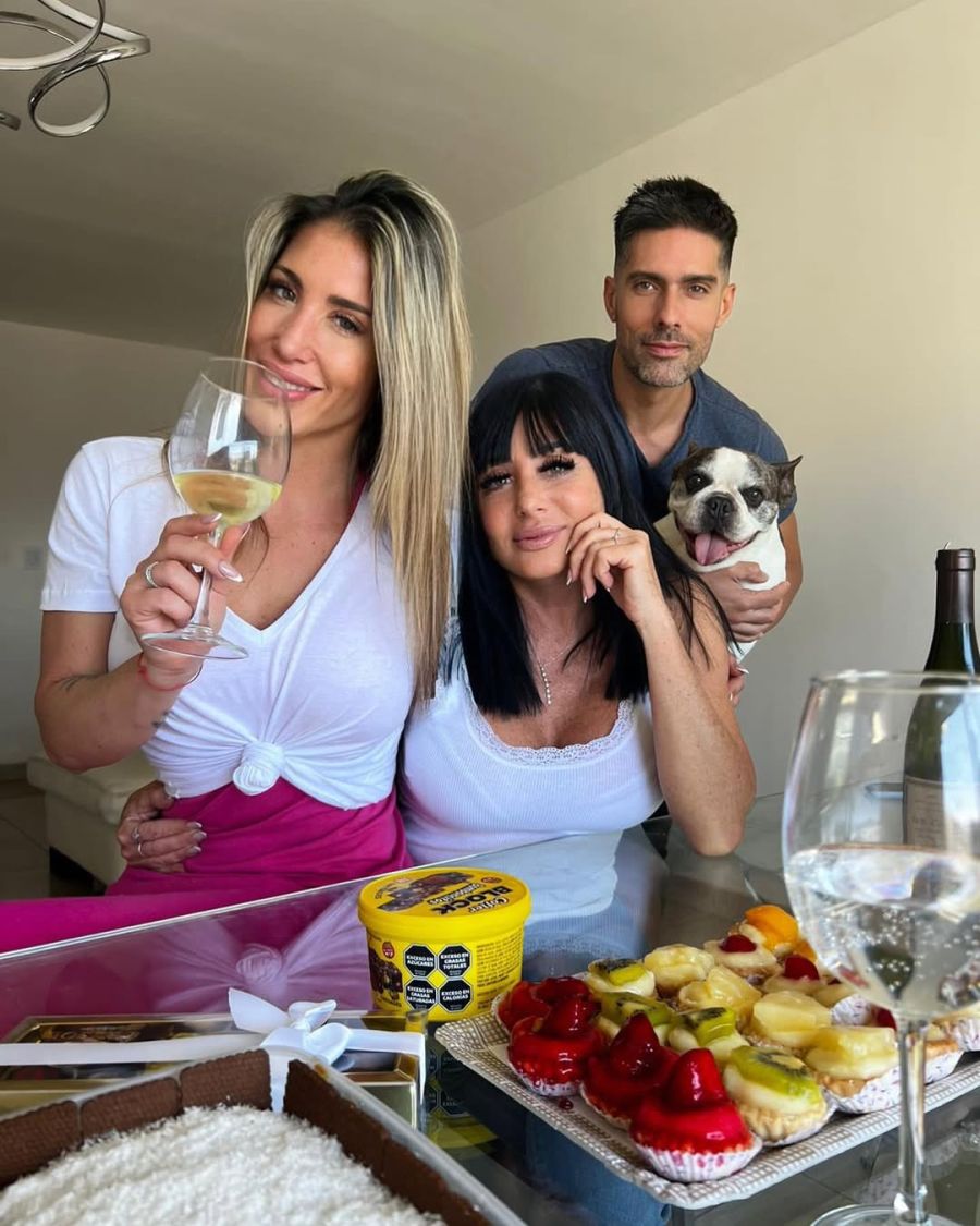 Ayelén Paleo junto a su hermano, Federico, y su madre Elizabeth Rodrigo