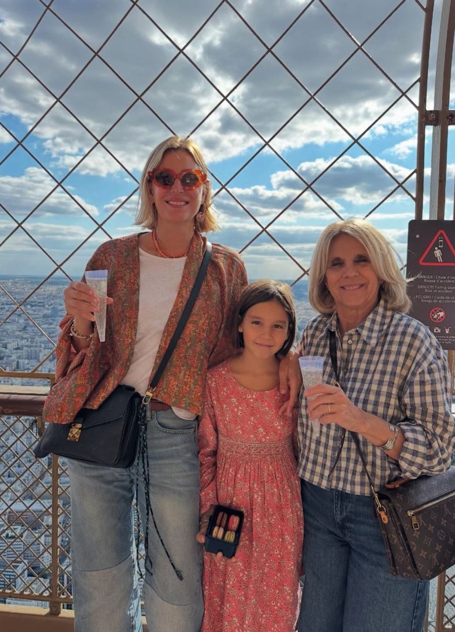 Dolores Barreiro y su hija Indra en París