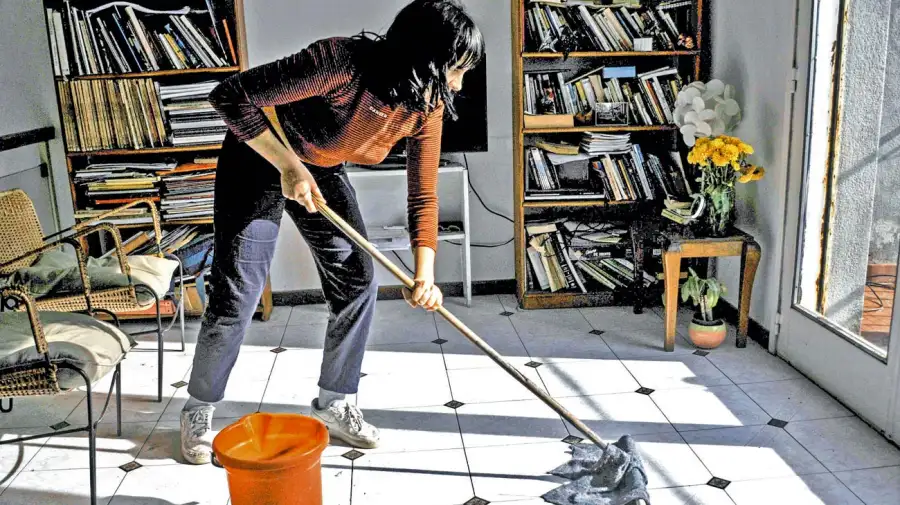 300825_woman_work_home_cedoc_g