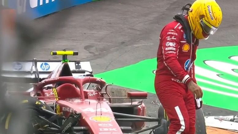 Hamilton se baja de su Ferrari, después de un accidente que lo dejó fuera de competencia en Zandvoort.