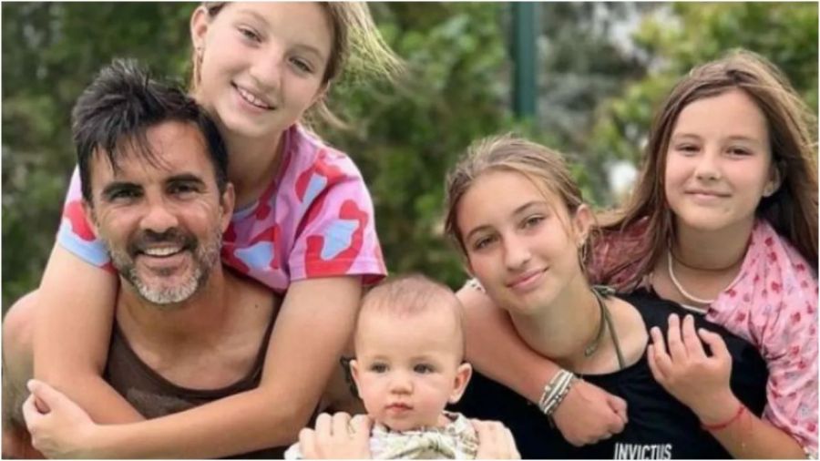 Fabián Cubero junto a Allegra, Sienna e Indiana Cubero