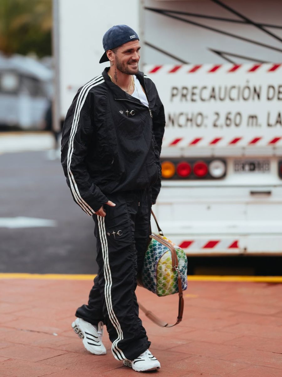 Sin Tini Stoessel, Rodrigo De Paul llegó a Argentina y lució un look deportivo retro que marcó tendencia