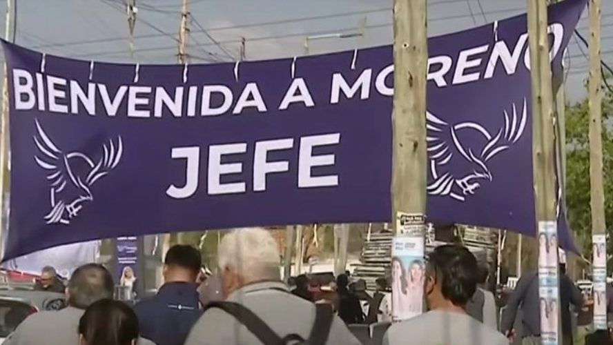 Carteles en apoyo a Karina Milei