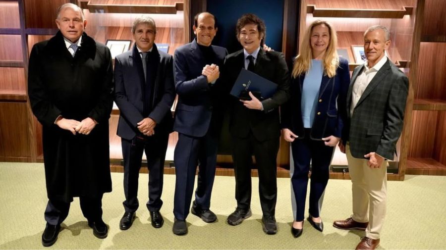 El presidente Javier Mileicon el empresario y fundador del Instituto Milken, Michael Milken, Karina Milei Luis Caputo y Gerardo Werthein